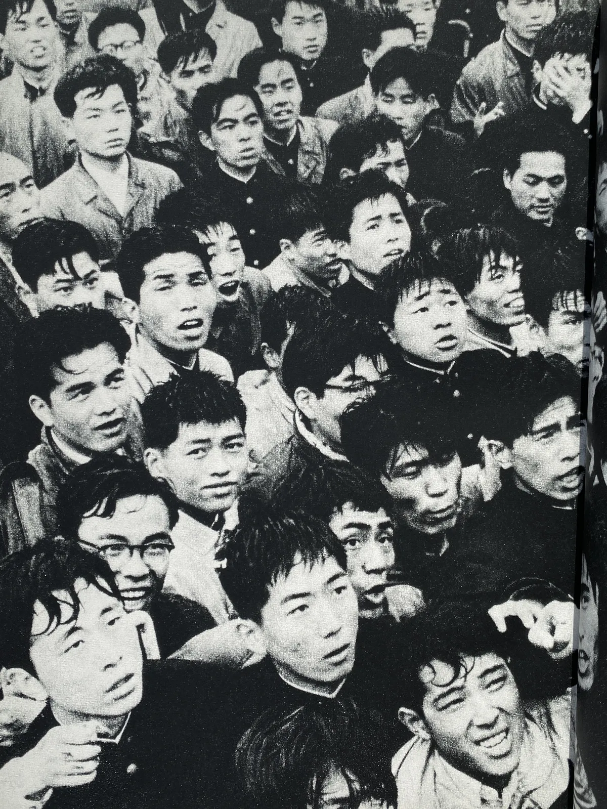 Fotografia en blanc i negre on es poden veure desenes de caps molt junts de joves estudiants que participaven en una manifestació.