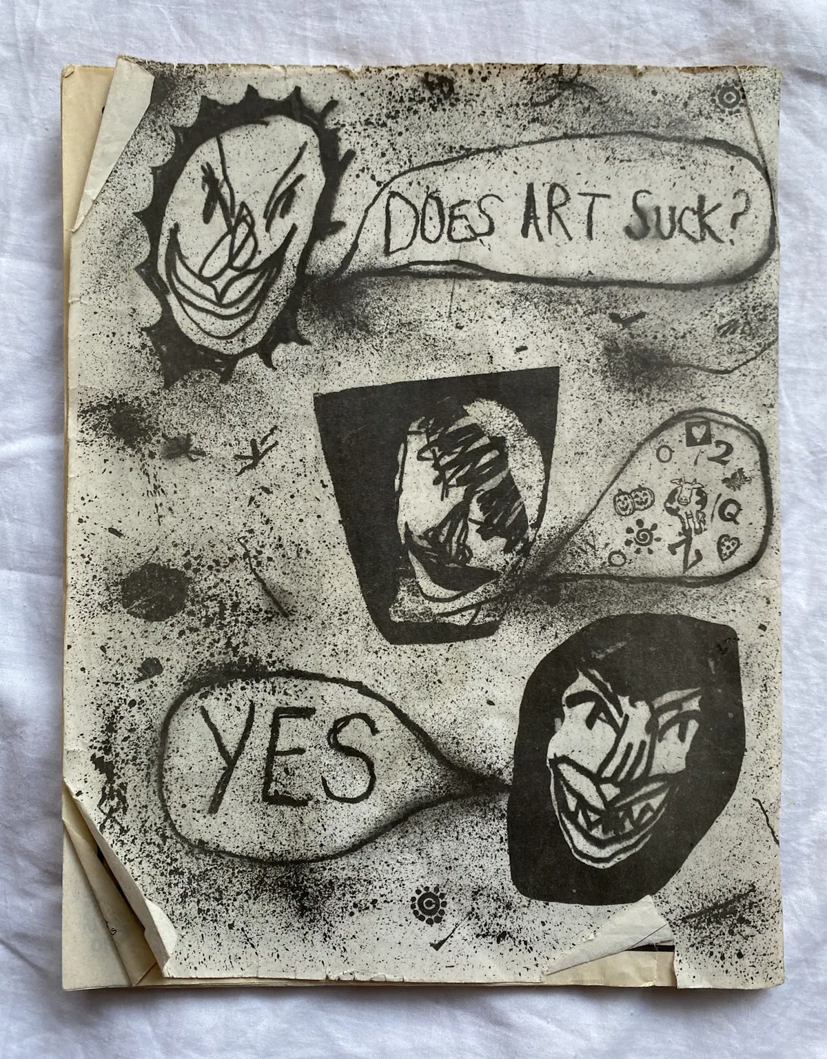 Contraportada de la Maximum Rocknroll 401, és un dibuix on una cara diu "does art sucks" i una altra respon "yes"