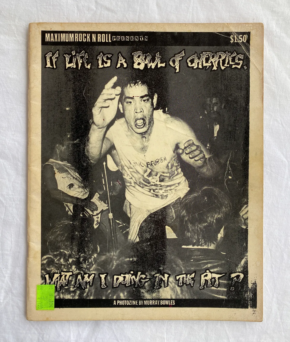 Portada de la Maximum Rocknroll "if life is a bowl of cherries... what am I doing in the pit?" "a photozine by Murray Bowles"