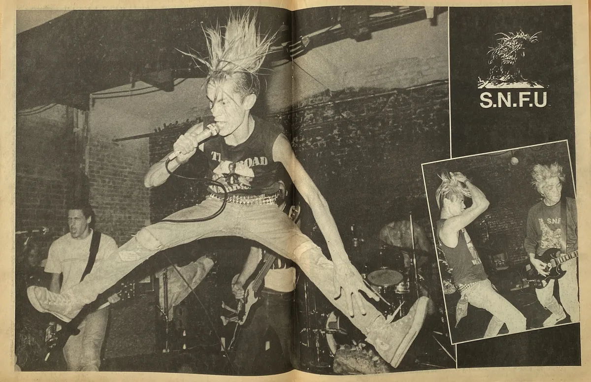 Imatge del cantant de la banda punk S.N.F.U. que surt saltant i cridant al micro